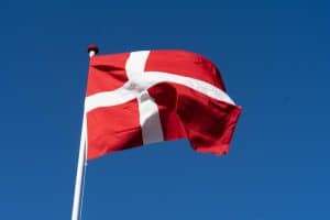 red and white flag on pole - Dannebrog, dansk flag, tags: økonomisk - unsplash