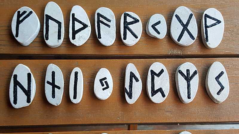 d Runes on, tags: par runesten - upload.wikimedia.org