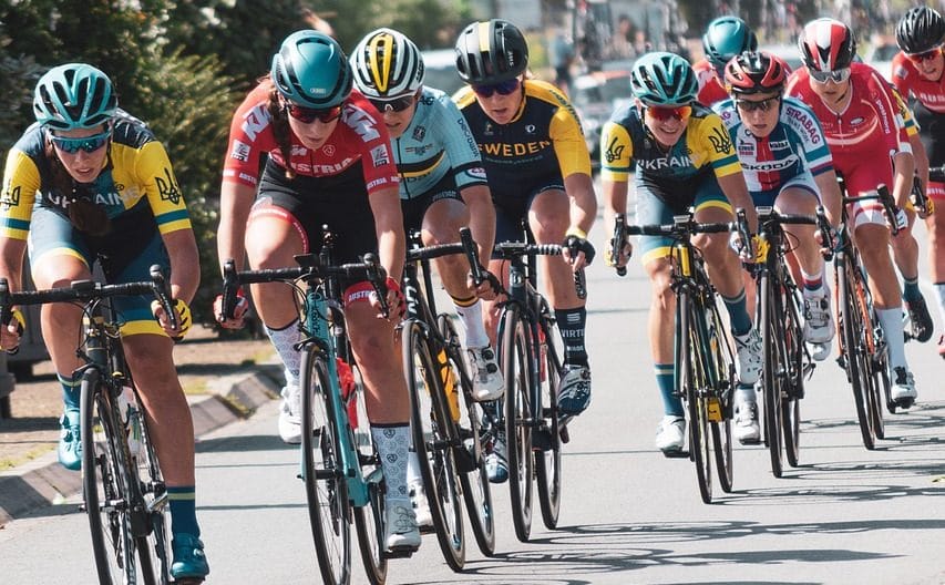 Casper Van Uden triumferer på 4. etape i Giro d’Italia, mens Mads Pedersen bevarer Maglia Rosa