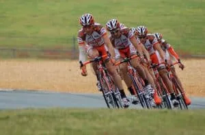 Alessandro Petacchi besejrer legenden Cipollini og iklæder sig maglia rosa i Giro d'Italia 2003!