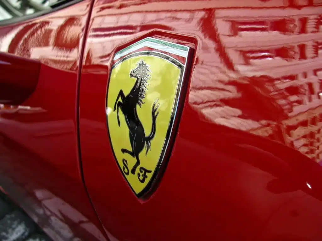 Hamiltons kamp for tilpasning i Ferrari presser teamet før hjemmeløb i Imola