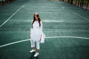 Iga Swiatek slapper af med Dua Lipa-koncert før Roland Garros