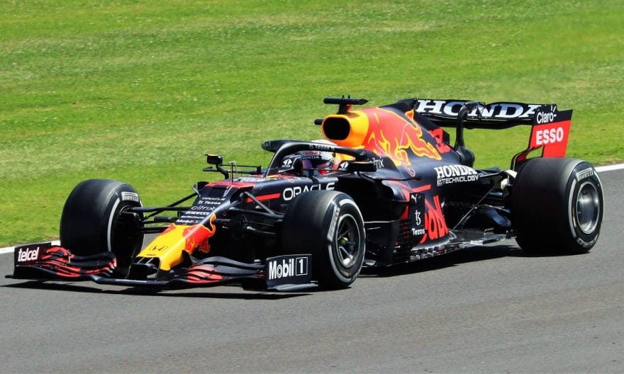 Dramatisk kamp på banen! Følg Emilia-Romagna Grand Prix live og få de seneste opdateringer!