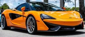 Rød flag-kollaps: McLaren dominerer træning, Hadjar crasher i intens session før Grand Prix