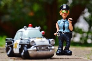 Alvorlig ulykke i Lejre: 18-årig mand reddet efter fastklemning i bil