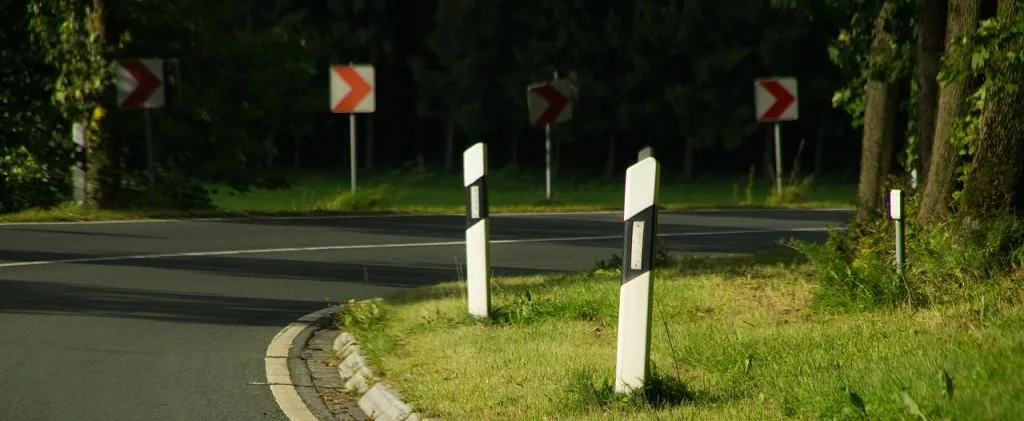 Rønne: 77-årig mand rammer lygtepæl men slipper uskadt i morgenens mindre uheld