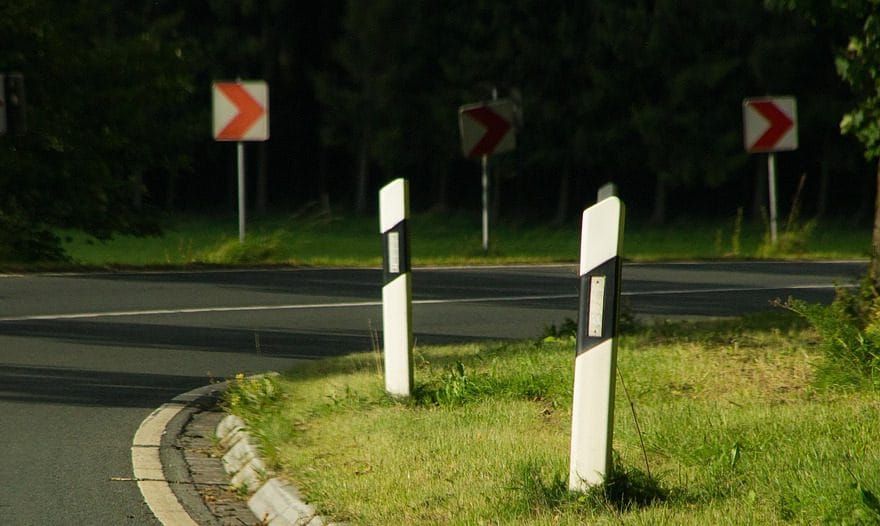 Rønne: 77-årig mand rammer lygtepæl men slipper uskadt i morgenens mindre uheld