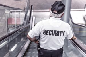 Politiet affyrer skud mod knivbevæbnet mand på bosted i Vejle: efterforskning under Den Uafhængige Politiklagemyndighed