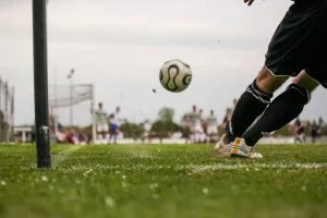 Fodboldholds magtdemonstration: Vinder 4-0 over Randers i jagten på mesterskab