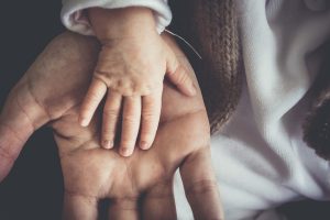 Folketinget vedtager nye barselsregler til støtte for forældre i sorg og ved hospitalsindlæggelser