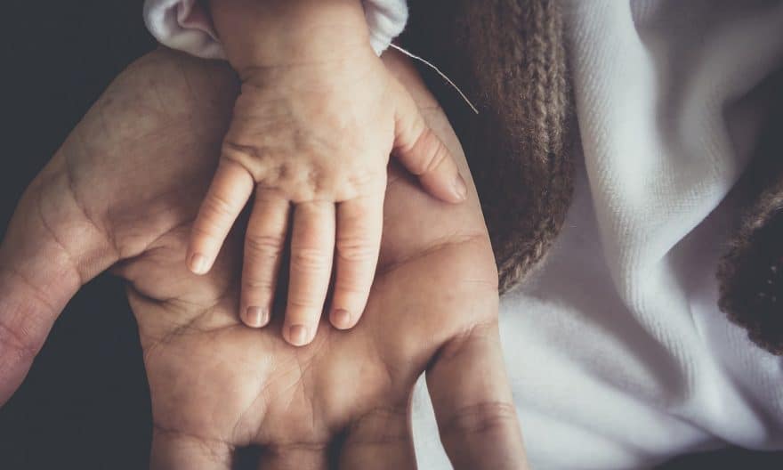 Folketinget vedtager nye regler for sorgorlov og barselsdagpenge fra 2025