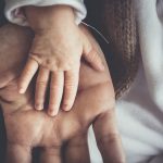 Folketinget vedtager nye regler for forældre i sorg og med nyfødte på hospitalet