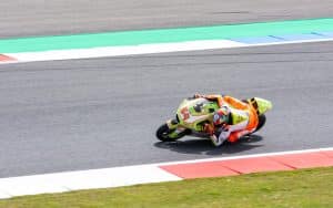Oscar Piastri triumferer i Spanien, mens Verstappen og Russell kolliderer i dramatisk grand prix