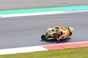 Oscar Piastri triumferer i Spanien, mens Verstappen og Russell kolliderer i dramatisk grand prix