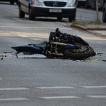 Kvinde styrter på motorcykel i Humlebæk: Mulig brækket arm, men ved bevidsthed