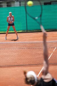 Spænding i Wimbledon: Clara Tauson møder Iga Swiatek i fjerde runde