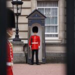 Kongen deltager i traditionsrigt vagtskifte ved Fredensborg Slot