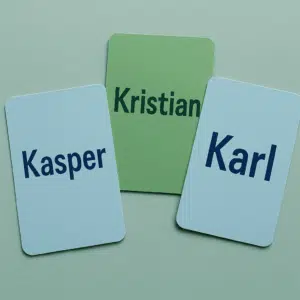 Blå og grønne kort med populære drengenavne som Kasper, Kristian, Karl – alle starter med K