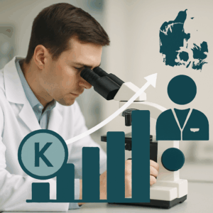Biolog i hvid kittel kigger i mikroskop, overlejret med grafisk illustration af biolog løn og karriereveje i Danmark 2024