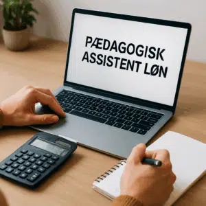 Pædagogisk assistent løn undersøges på laptop af medarbejder med kalkulator og notesbog