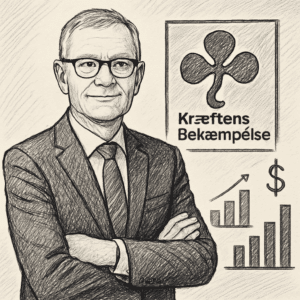 Jesper Fisker i jakkesæt foran Kræftens Bekæmpelses logo, symboliserer lønoverblik og branchelønssammenligning