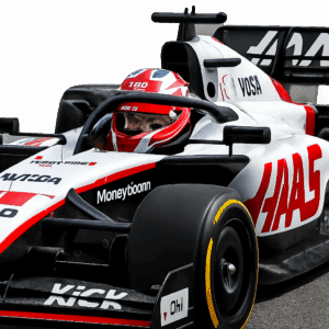 Kevin Magnussen bag rattet i sin Haas F1-racer med synlige sponsorlogoer, der symboliserer hans løn & bonusser 2024