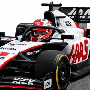 Kevin Magnussen bag rattet i sin Haas F1-racer med synlige sponsorlogoer, der symboliserer hans løn & bonusser 2024
