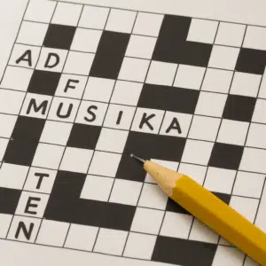 Krydsord med musikudtryk, løsningsord og blyant til markering af termer inddelt i felter