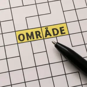Krydsordsopgave med ordet ’område’ fremhævet, pen ved siden, klar til at finde synonymer og løsninger