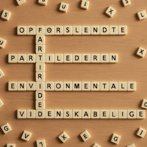 Scrabble-brikker spredt på bord, der danner ord med 14 bogstaver fra vores ultimative 101+ krydsord- og Scrabble-liste