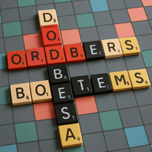 Wordfeud- og Scrabble-brikker i forskellige farver på et spillebræt, der danner ord med otte bogstaver for at hjælpe spillere med at vinde flere kampe.