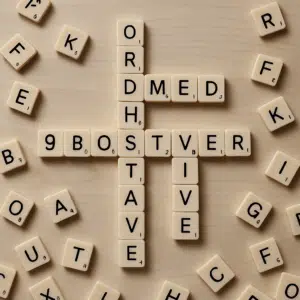 Scrabble-brikker spredt på et bord danner ord med 9 bogstaver som kreativ idé til krydsord og spil