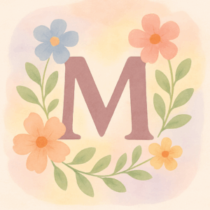 Illustration af bogstavet M omgivet af bløde pastelfarver og blomster, symboliserende pigenavne som Mira, Maia og Milena.
