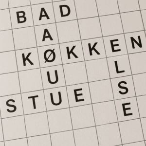 Nærbillede af rum-krydsord med løsninger som stue, køkken, badeværelse og andre rumtyper