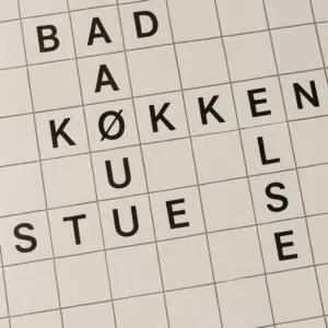 Nærbillede af rum-krydsord med løsninger som stue, køkken, badeværelse og andre rumtyper