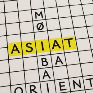 Billede af krydsord med ordet asiat fremhævet og forslag til synonymer.