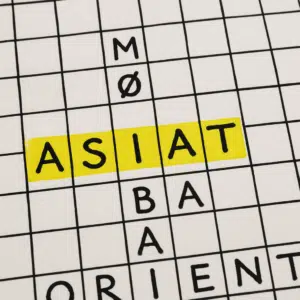 Billede af krydsord med ordet asiat fremhævet og forslag til synonymer.