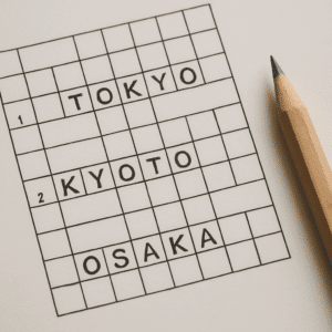 Krydsord med japanske bynavne på papir, Tokyo, Kyoto og Osaka klar til løsning