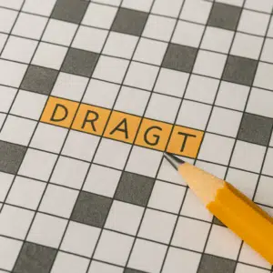 Krydsord med fremhævet dragt-ord og blyant, klar til udfyldning