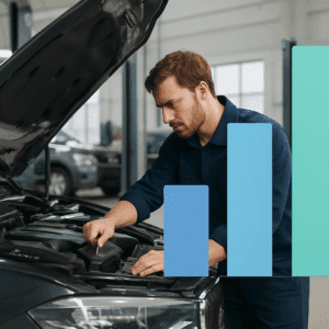 Autoteknolog ved bilmotor i værksted, med grafer over autoteknolog-løn i Danmark 2024: gennemsnitsløn, startløn og topindtjening