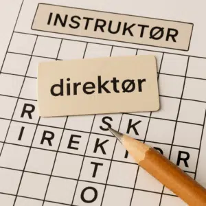 Nærbillede af krydsord med overskriften Instruktør, blyant og synonymkort til løsning