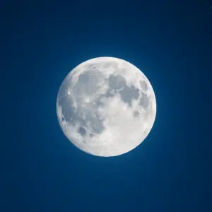 Fuldmåne på klar nattehimmel – symbol på måne-krydsord og gådeløsninger