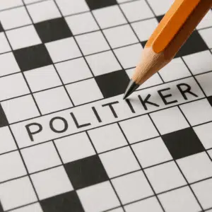 Krydsord med blyant der markerer ordet politiker som svar på politiske ledetråde