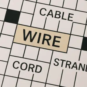 Et krydsordsfelt med ordet 'wire' markeret og forslag til synonymer som kabel, ledning og streng