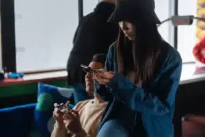 Ny undersøgelse: Hver tredje dansker spiller spil på telefonen dagligt – og flest er kvinder Hver tredje dansker spiller spil på telefonen dagligt